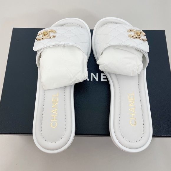 New Chanel 23P Patent Leather CC Turnlock Slides Sandal - Picture 5 of 8